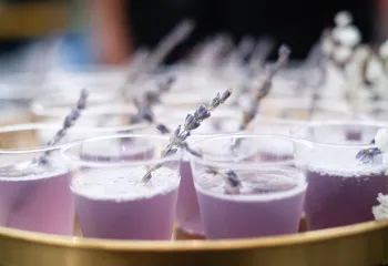 Drinks on plate riser